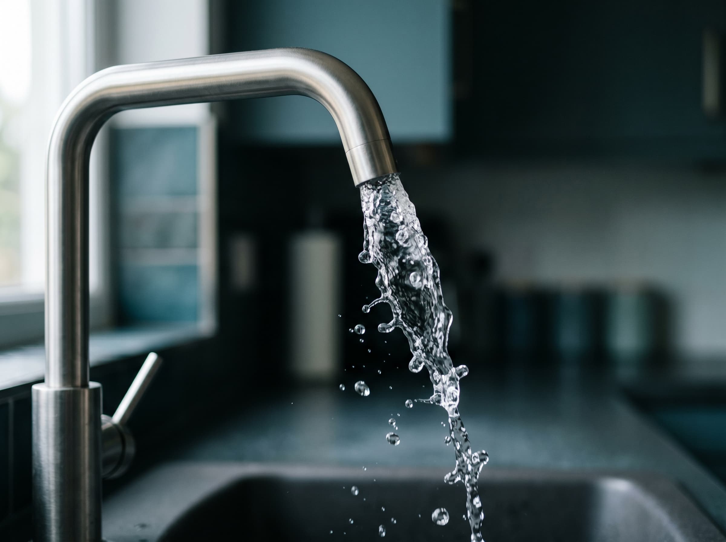 Eau coulant d'un robinet de cuisine